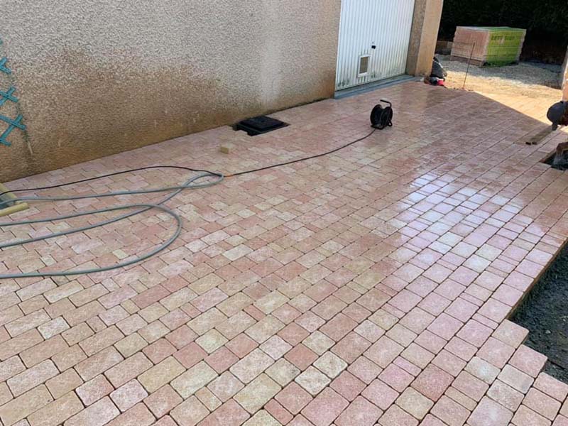maçons spécialisés dans les travaux de dallage Vénérieu